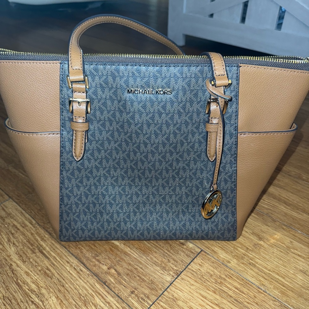 Authentic Michael Kors Tote bag in EUC!